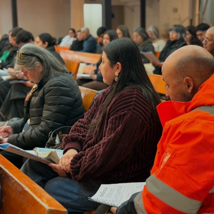 Congregación tomando apuntes en la Escuela Dominical