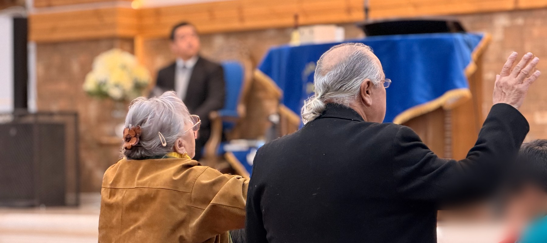 Hermanos adorando durante el culto en la 1ª Iglesia Unida Metodista Pentecostal de Rancagua